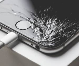  بعد از افتادن و ضربه خوردن گوشی چکار کنیم؟