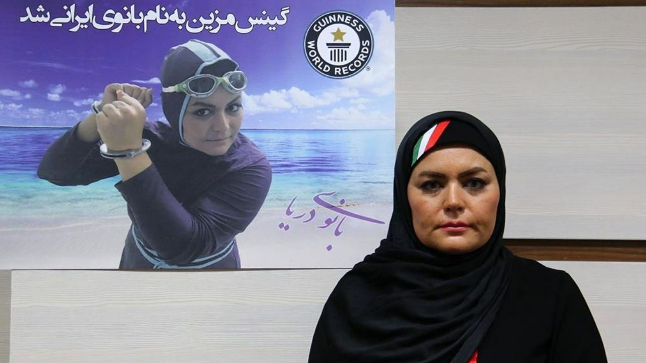 شناگر زن ایرانی و شکستن رکورد شنا با دست بسته