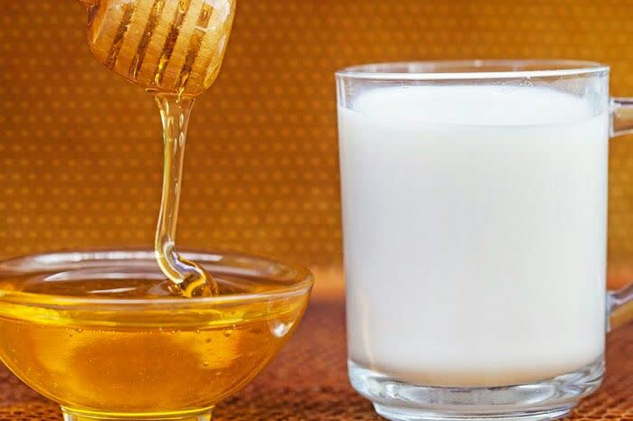 7 دلیل خوب برای خوردن شیر عسل