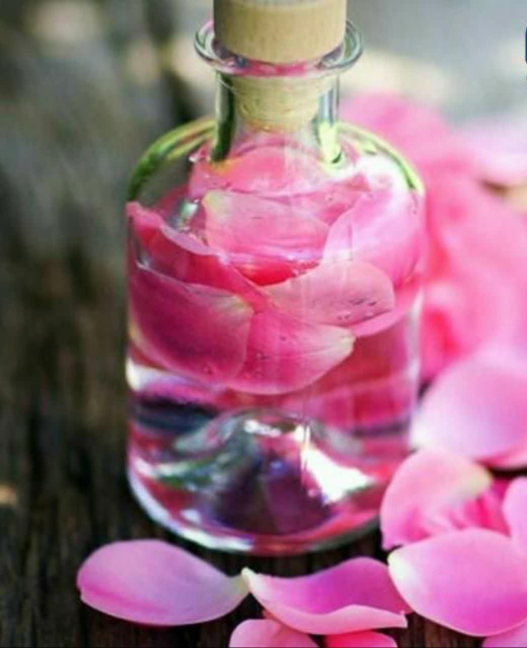 گلاب در آب نوشیدنی