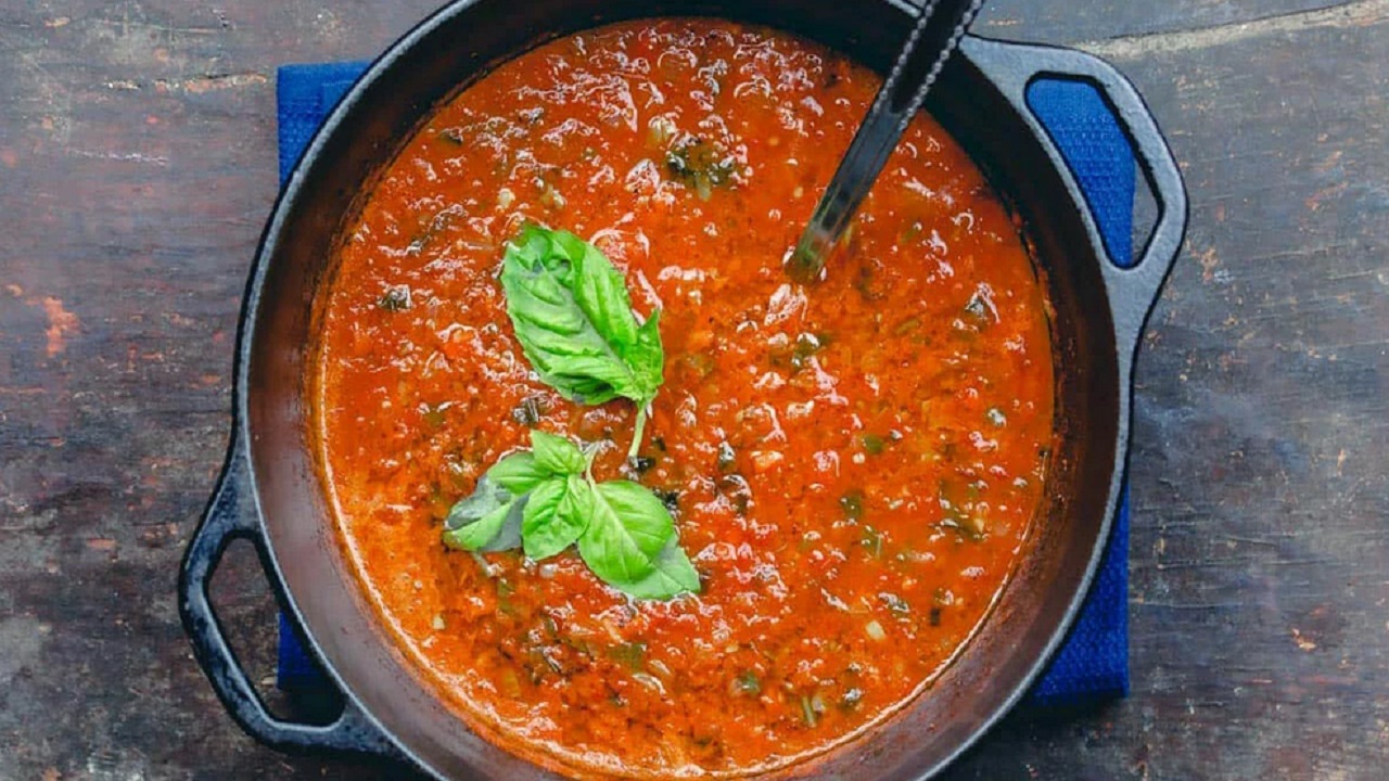 طرز تهیه سوپ گوجه رست‌شده و ریحان مجلسی و خوشمزه 