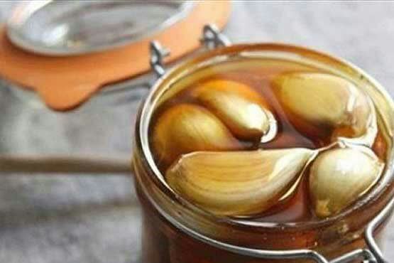 سیر را خرد کرده در عسل بریزید