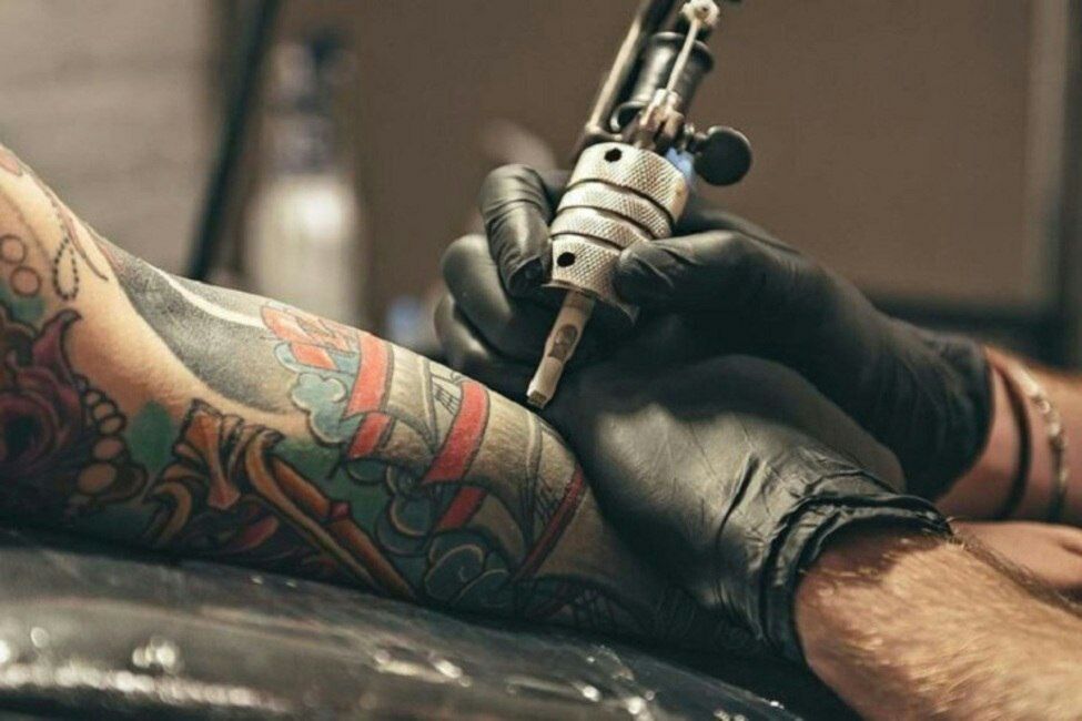 تاتو می‌تواند در غدد عرق اختلال ایجاد کند