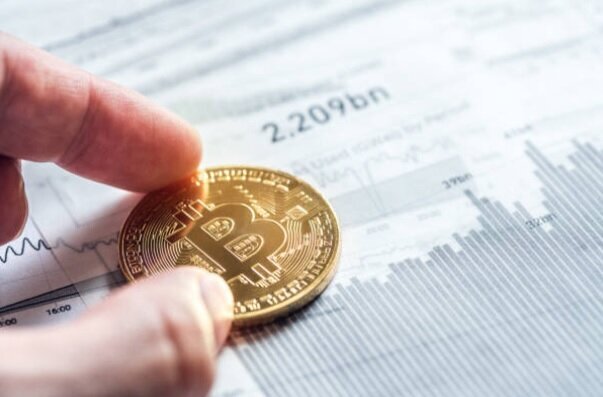 تحلیل گر مشهور: قیمت بیت کوین زیر 11000 دلار نمی آید!