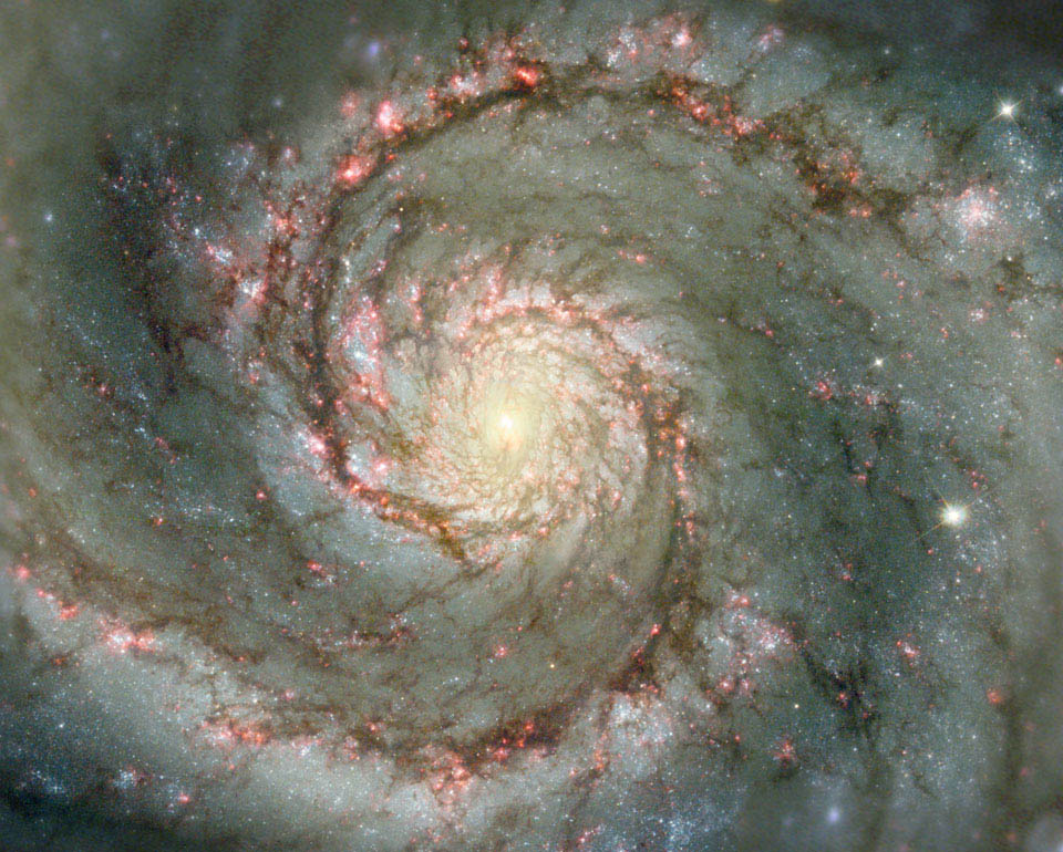 M51: کهکشان گرداب در میان غبار و ستارگان
