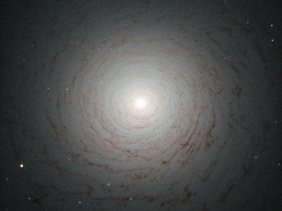 NGC 524 :کهکشان مارپیچی قدیمی مرموز