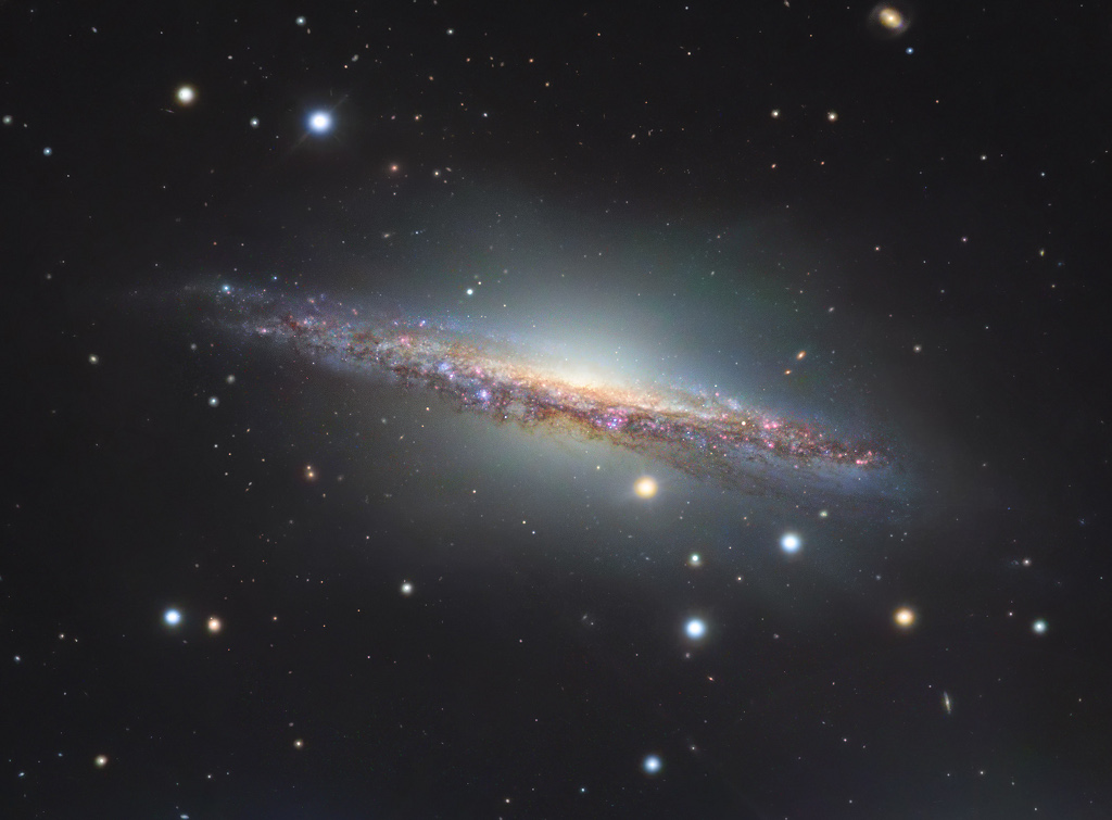 کهکشان مارپیچی بزرگ و زیبای NGC 1055