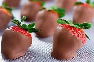 طرز تهیه ی ساندی توت فرنگی