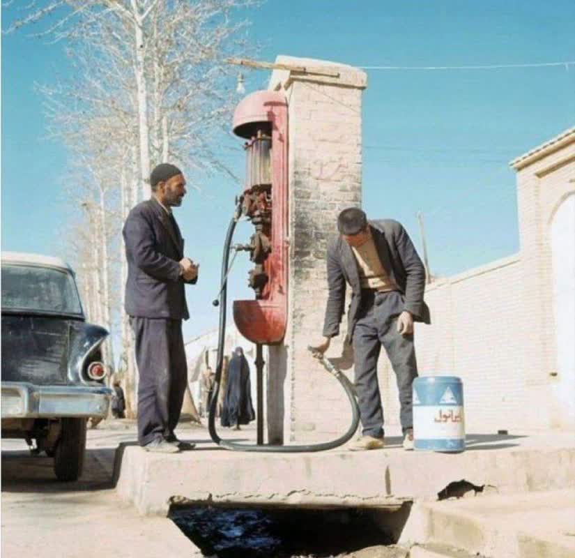 تصویری قدیمی از پمپ بنزین کنار خیابان دهه ۴۰