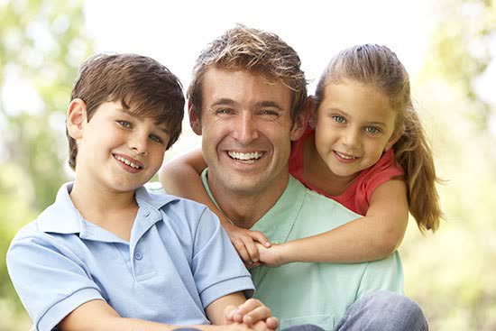 نشستن با اعضای خانواده و حرف زدن 