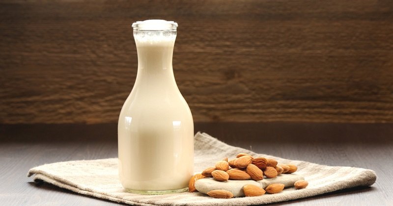 ۱۱ برترین خواص شیر بادام برای سلامتی