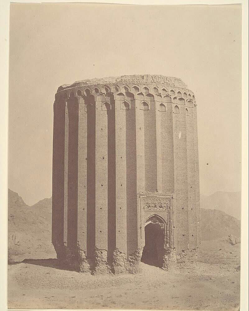 تصویری قدیمی از برج طغرل شهر ری