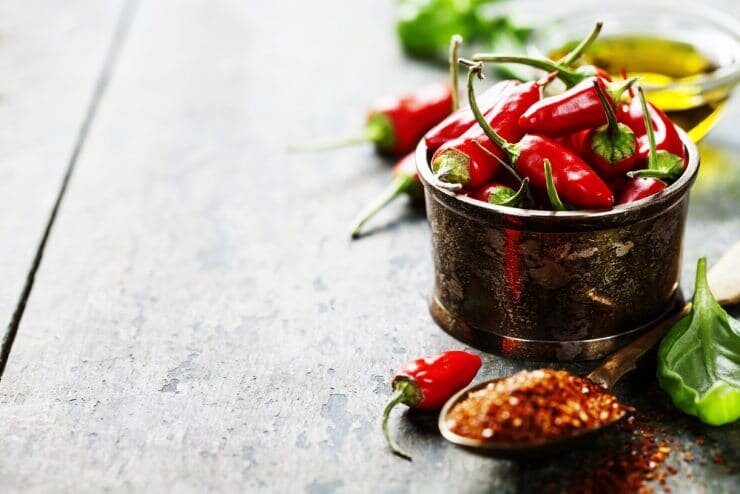 ۹ خاصیت شگفت‌ انگیز غذاهای تند